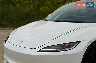 Седан Tesla Model 3 2024 в Южному