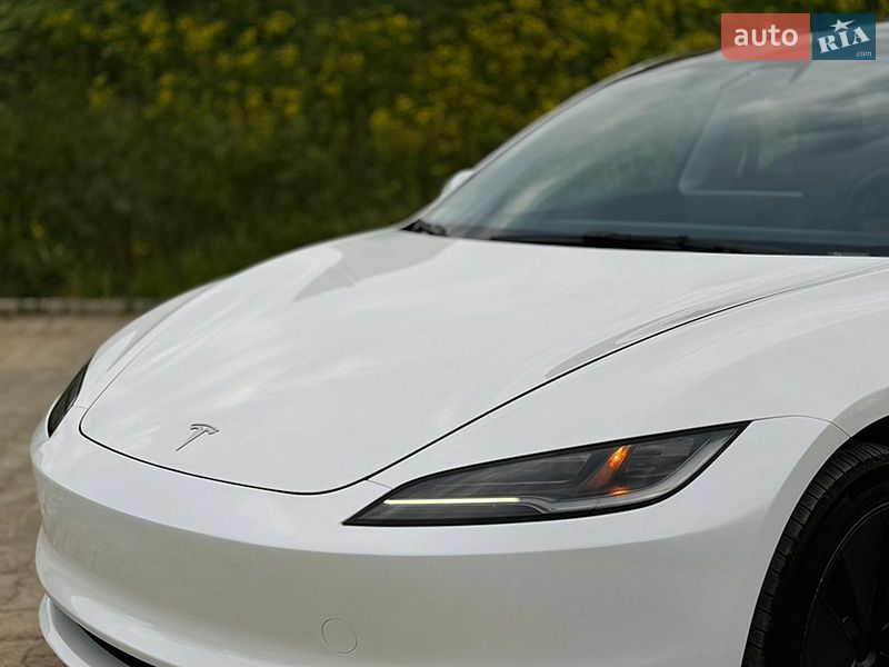 Седан Tesla Model 3 2024 в Южному