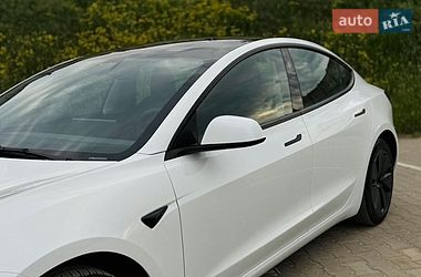 Седан Tesla Model 3 2024 в Южному