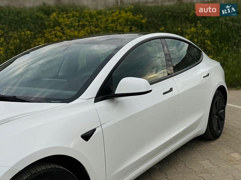 Седан Tesla Model 3 2024 в Южному