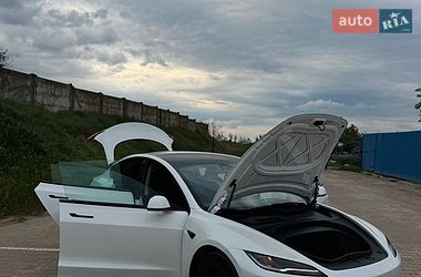 Седан Tesla Model 3 2024 в Южному