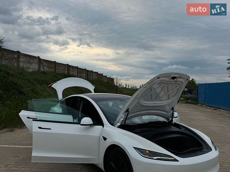 Седан Tesla Model 3 2024 в Южному