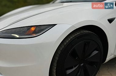 Седан Tesla Model 3 2024 в Южному