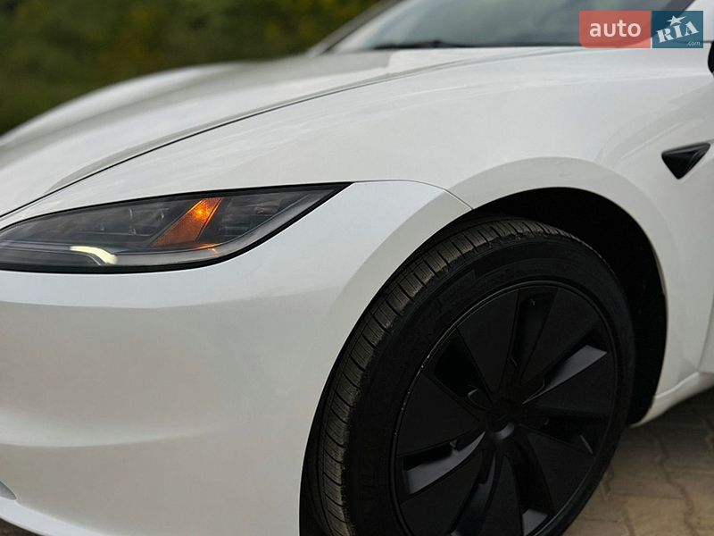 Седан Tesla Model 3 2024 в Южному