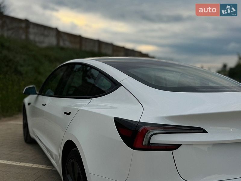 Седан Tesla Model 3 2024 в Южному