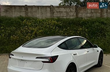 Седан Tesla Model 3 2024 в Южному