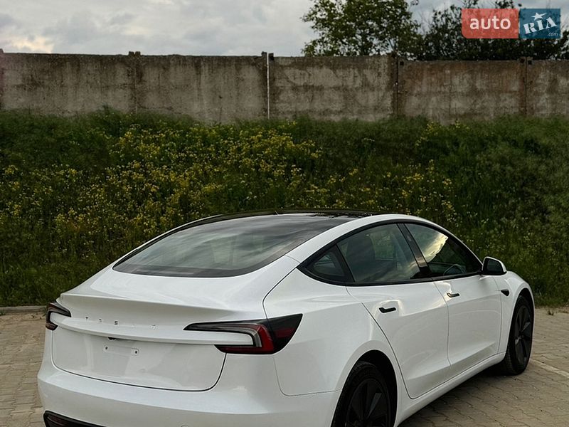 Седан Tesla Model 3 2024 в Южному
