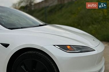 Седан Tesla Model 3 2024 в Южному
