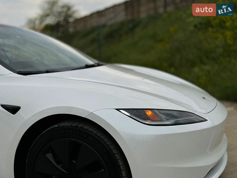 Седан Tesla Model 3 2024 в Южному