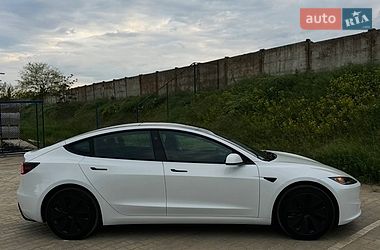 Седан Tesla Model 3 2024 в Южному