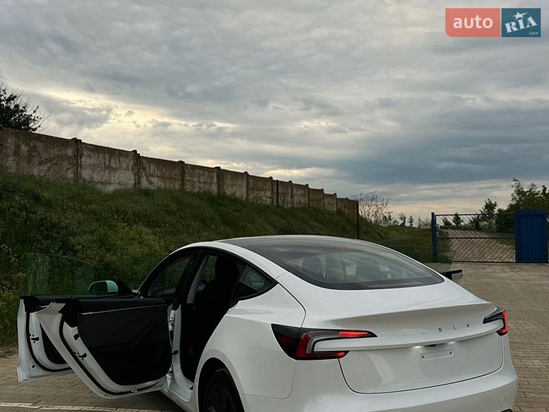 Седан Tesla Model 3 2024 в Южному