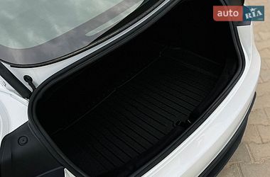 Седан Tesla Model 3 2024 в Южному