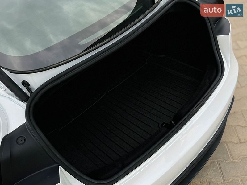 Седан Tesla Model 3 2024 в Южному