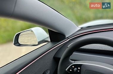 Седан Tesla Model 3 2024 в Южному