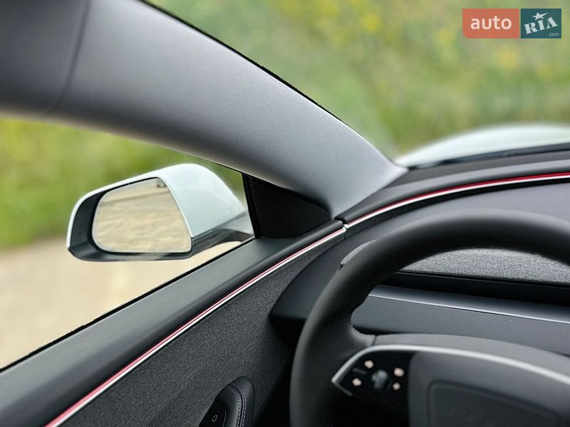 Седан Tesla Model 3 2024 в Южному