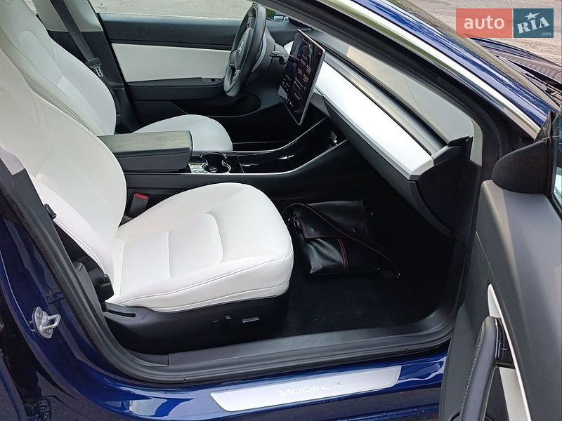 Седан Tesla Model 3 2018 в Киеве