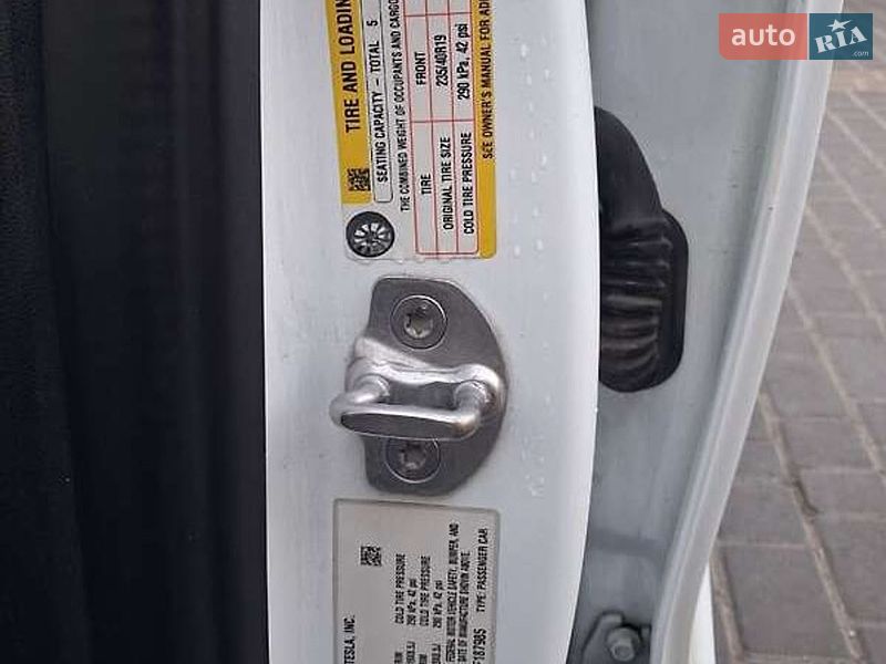 Седан Tesla Model 3 2022 в Киеве