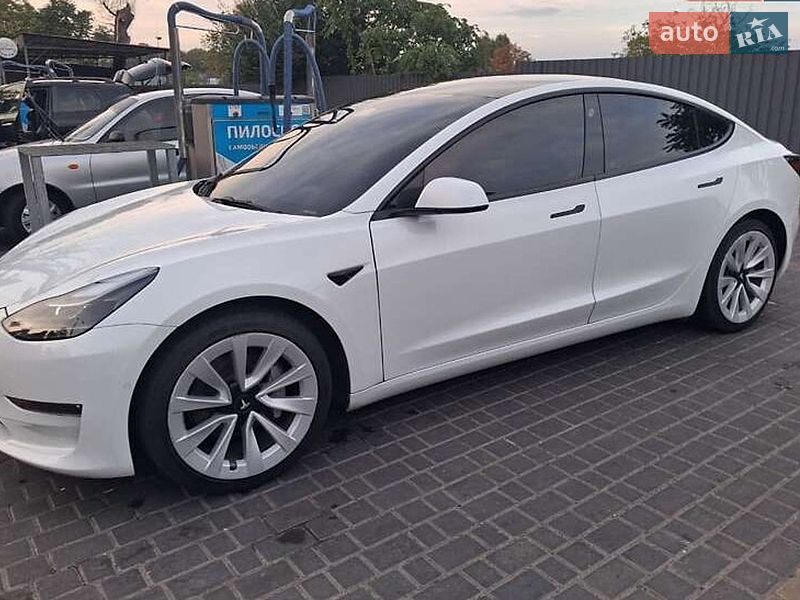 Седан Tesla Model 3 2022 в Киеве