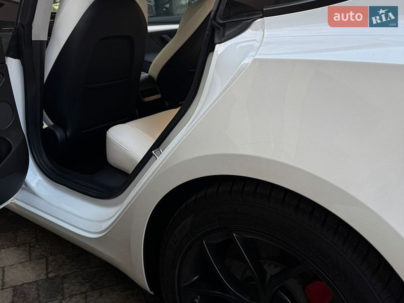 Седан Tesla Model 3 2021 в Львові