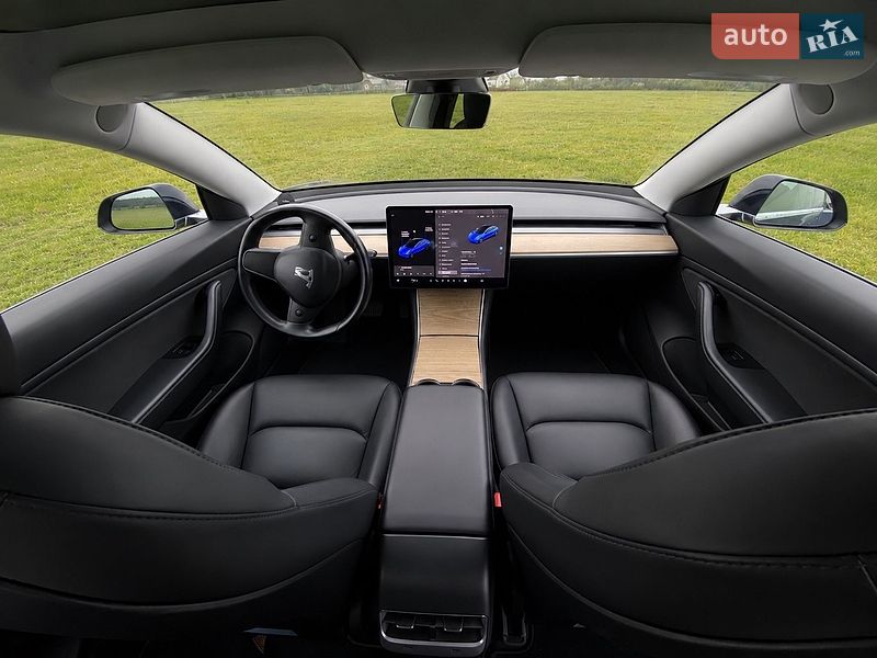 Седан Tesla Model 3 2018 в Великих Мостах