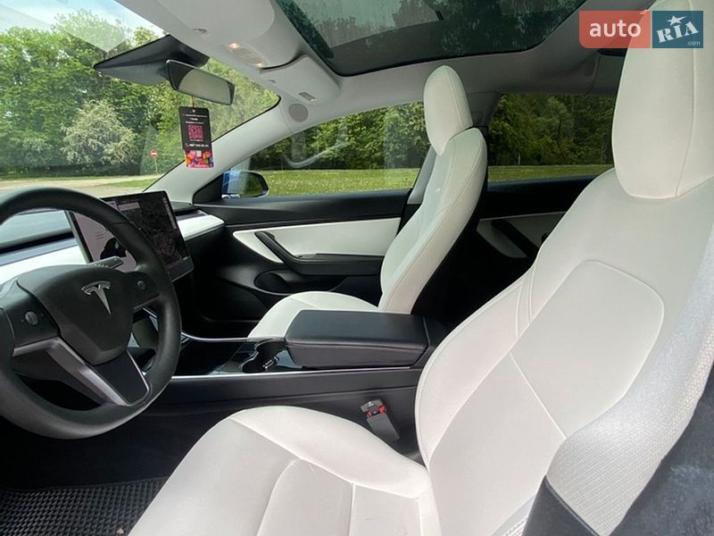 Седан Tesla Model 3 2019 в Львові