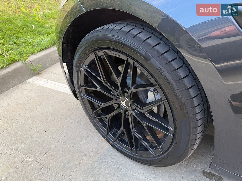Седан Tesla Model 3 2024 в Львові