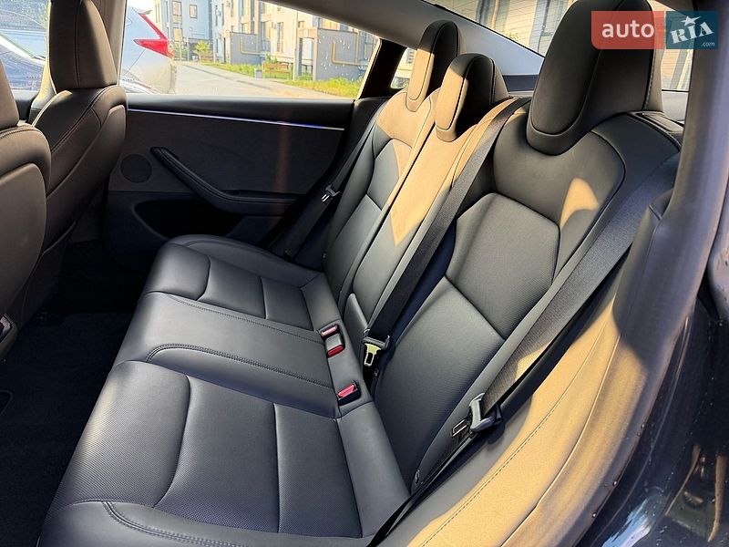 Седан Tesla Model 3 2024 в Львові