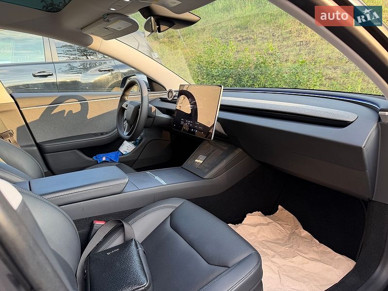 Седан Tesla Model 3 2024 в Львові
