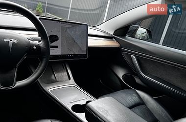 Седан Tesla Model 3 2021 в Самборі