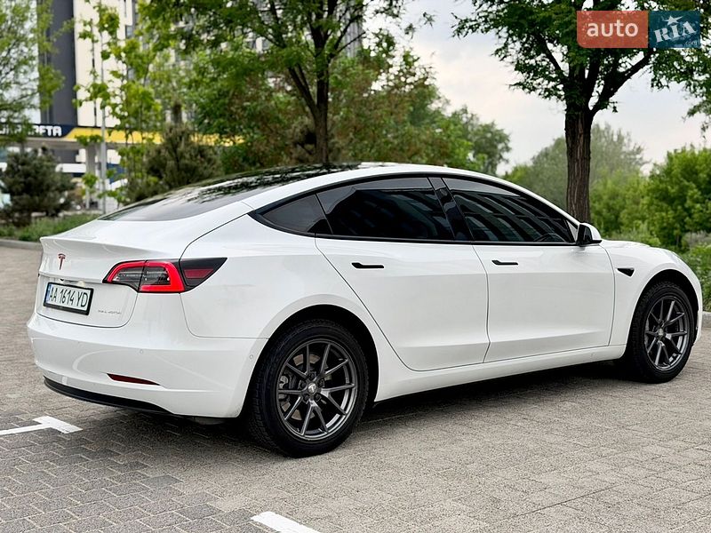 Седан Tesla Model 3 2021 в Киеве