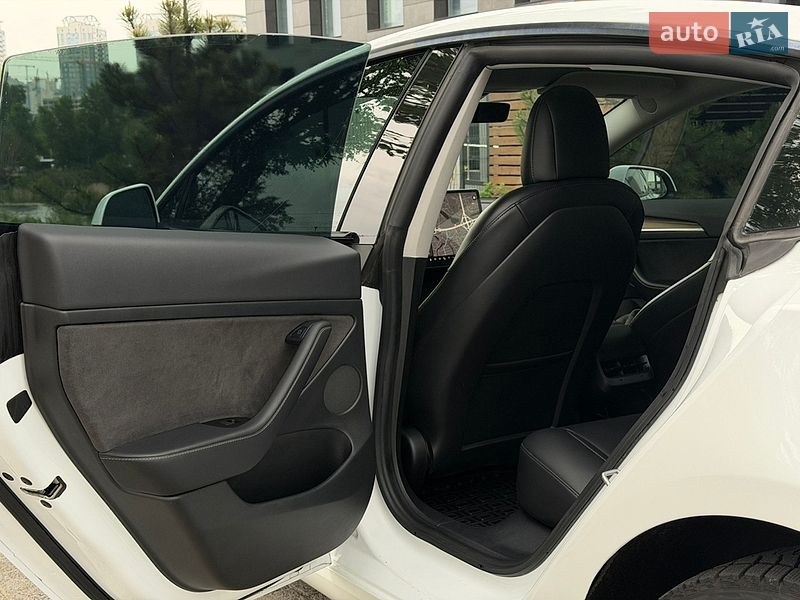 Седан Tesla Model 3 2021 в Киеве