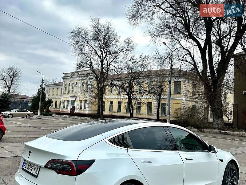 Седан Tesla Model 3 2018 в Львове