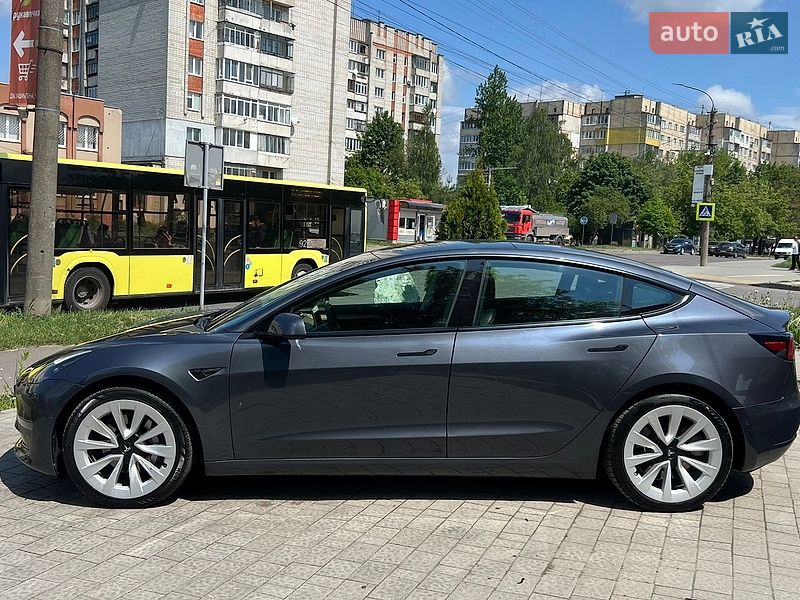 Седан Tesla Model 3 2022 в Львове