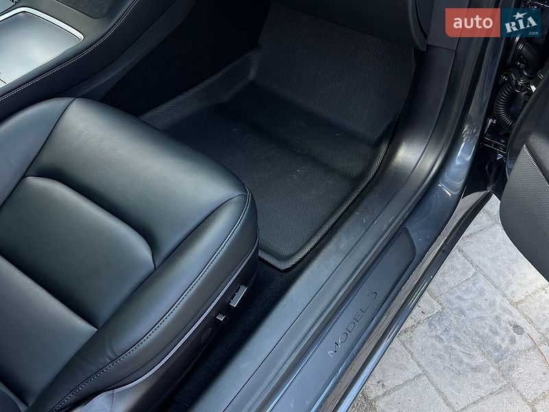 Седан Tesla Model 3 2022 в Львове