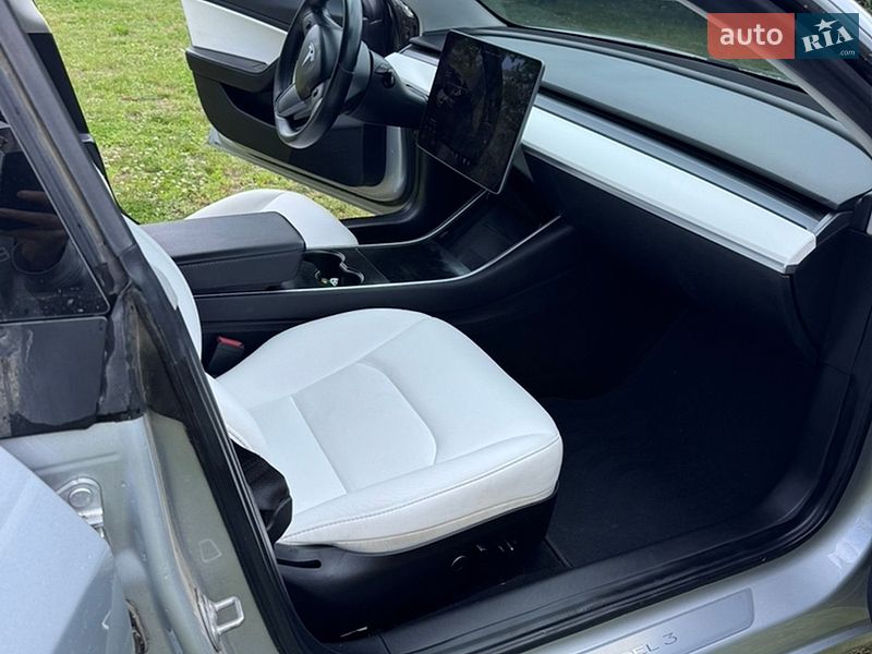 Седан Tesla Model 3 2018 в Великих Мостах