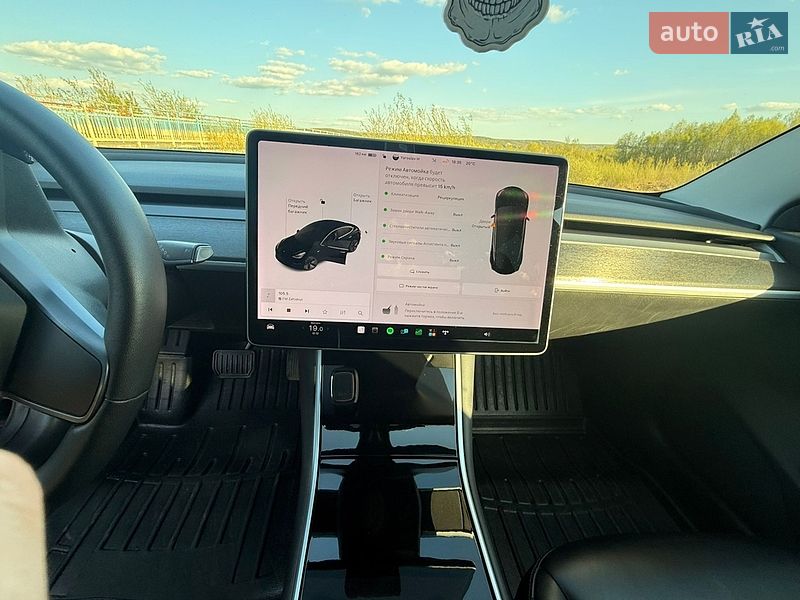 Седан Tesla Model 3 2019 в Калуше