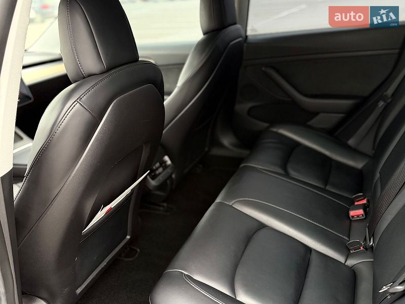 Седан Tesla Model 3 2022 в Черновцах