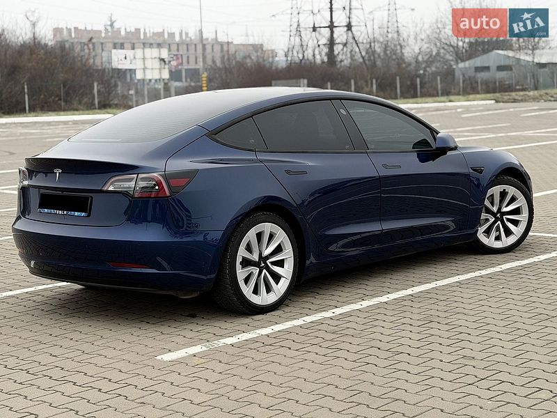 Седан Tesla Model 3 2022 в Черновцах