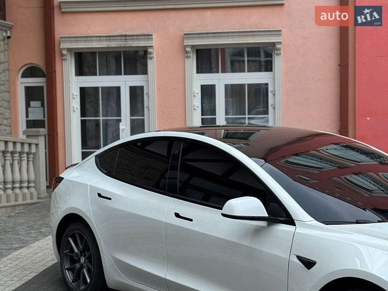 Седан Tesla Model 3 2022 в Кременце