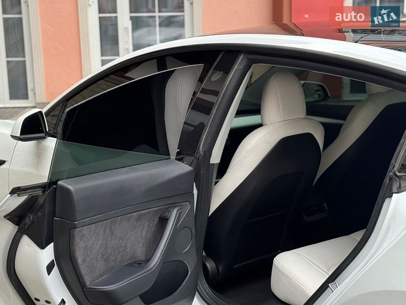 Седан Tesla Model 3 2022 в Кременце