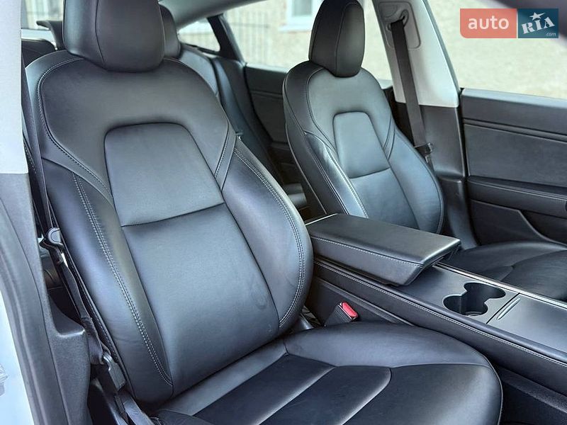 Седан Tesla Model 3 2021 в Луцке