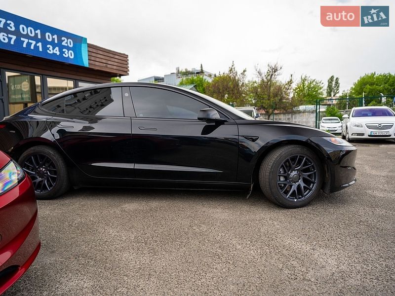 Седан Tesla Model 3 2024 в Києві