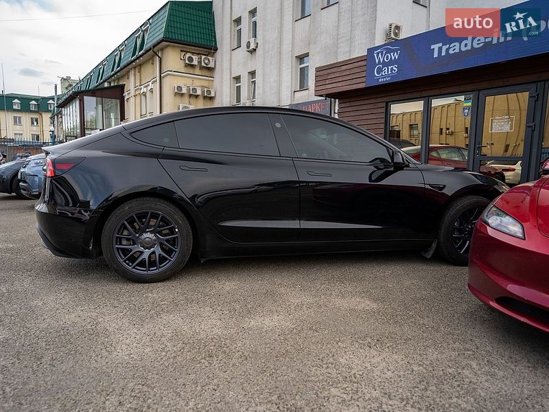 Седан Tesla Model 3 2024 в Києві