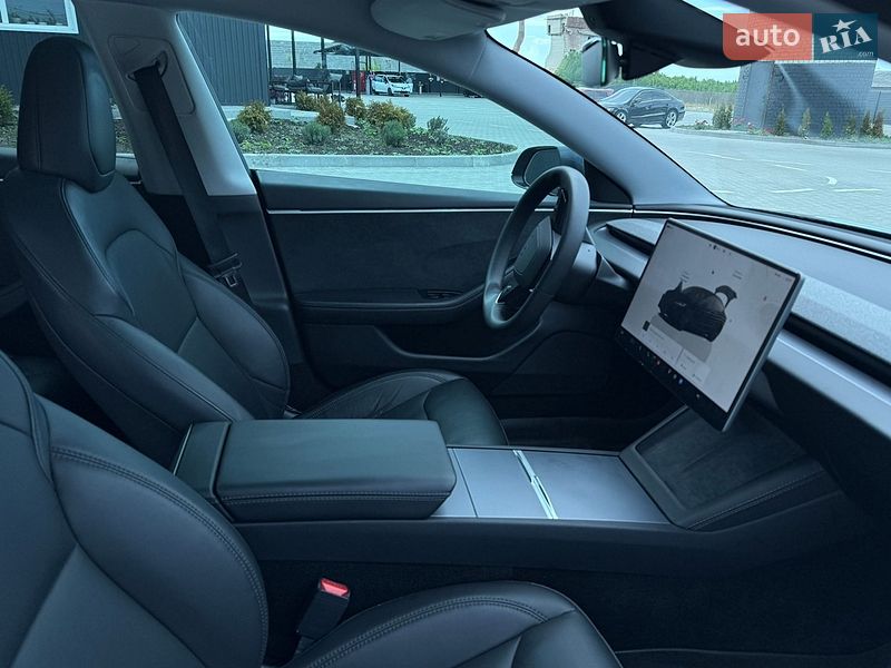 Седан Tesla Model 3 2024 в Дубні
