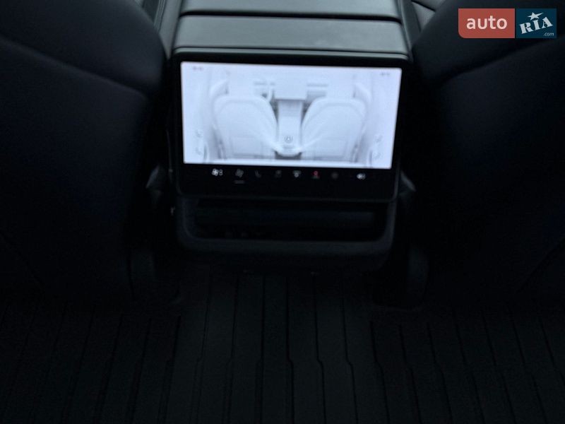 Седан Tesla Model 3 2024 в Дубні