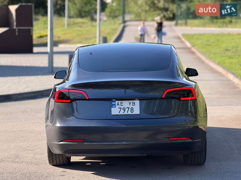 Седан Tesla Model 3 2023 в Кам'янському