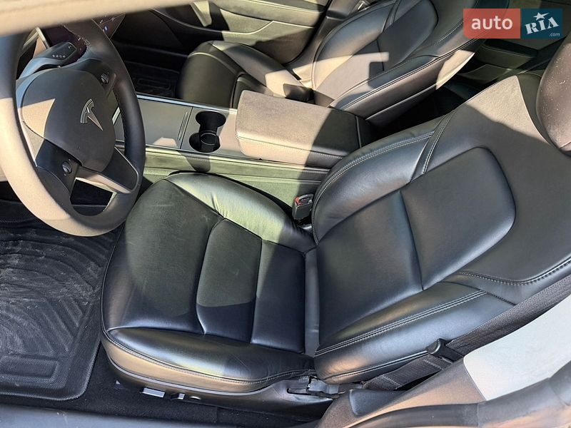 Седан Tesla Model 3 2023 в Кам'янському