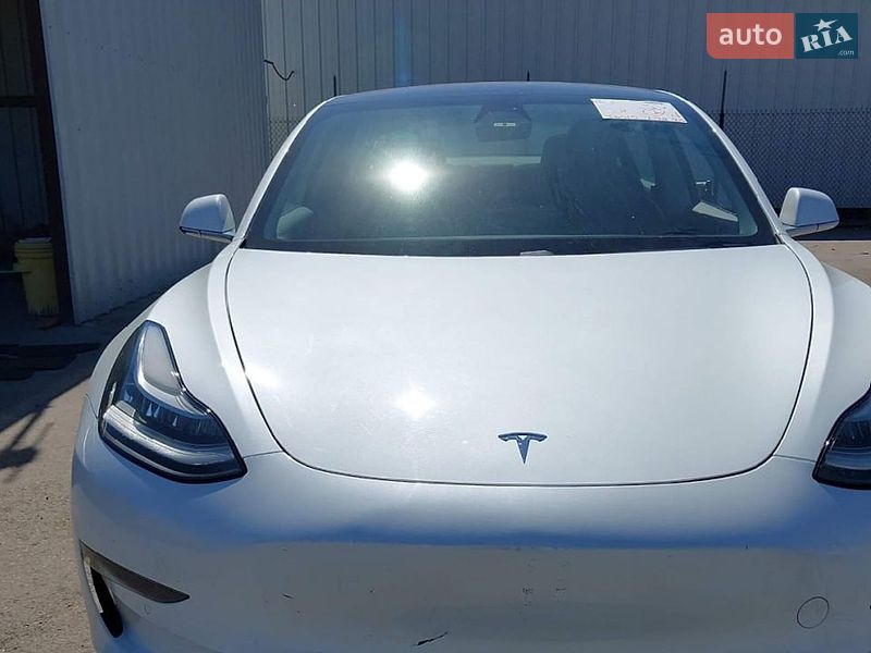 Седан Tesla Model 3 2019 в Львове