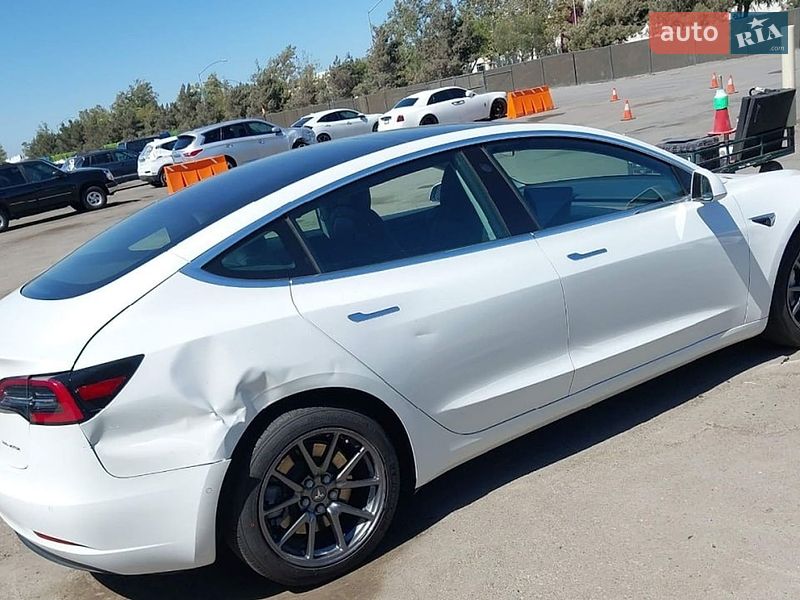 Седан Tesla Model 3 2019 в Львове