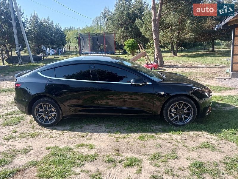 Седан Tesla Model 3 2019 в Новояворівську